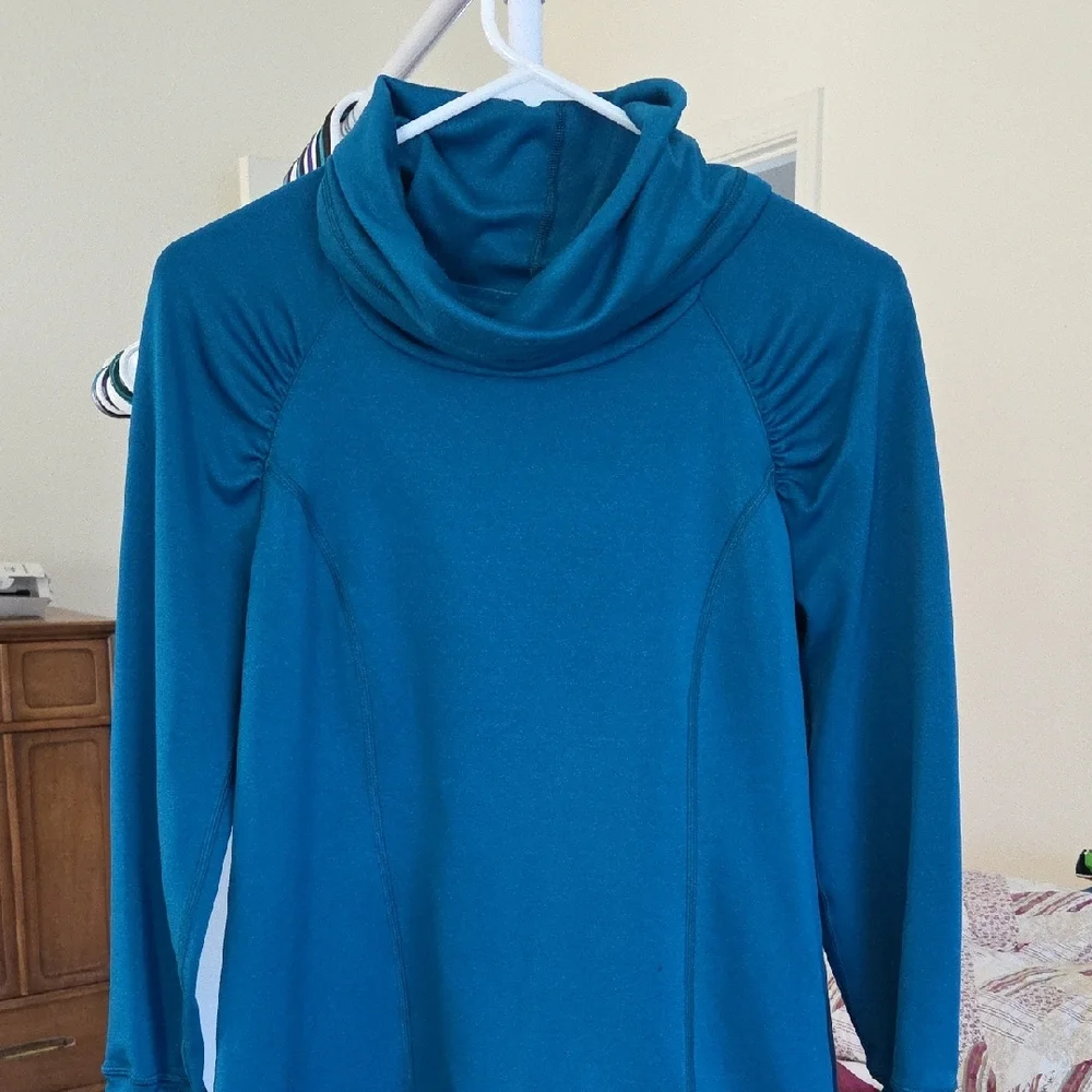 CALIA by Carrie Underwood Long Sleeve Tee Size Medium